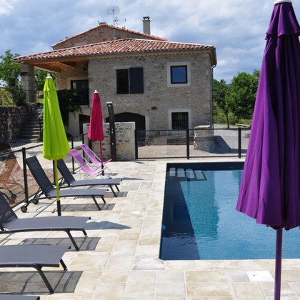 8 bains de soleil, 4 transats, 3 parasols