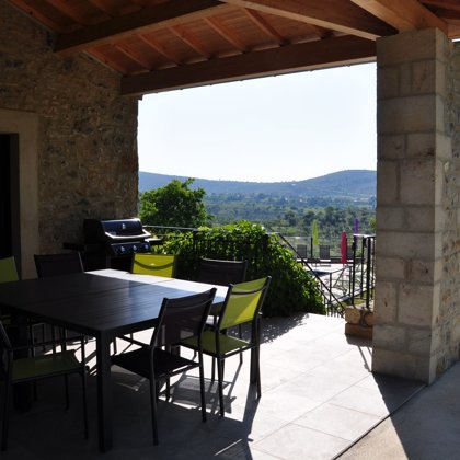 Terrase couverte : 2 tables et 12 chaises de jardin, barbecue à gaz WEBER