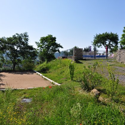 Terrain de pétanque et piscine