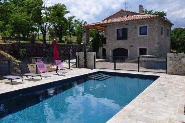 Piscine privée chauffée de 9m x 4,5m dans un espace sécurisé.