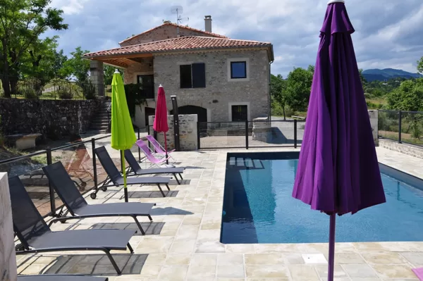 8 bains de soleil, 4 transats, 3 parasols