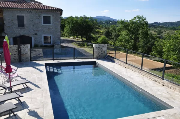 Piscine et terrain de pétanque
