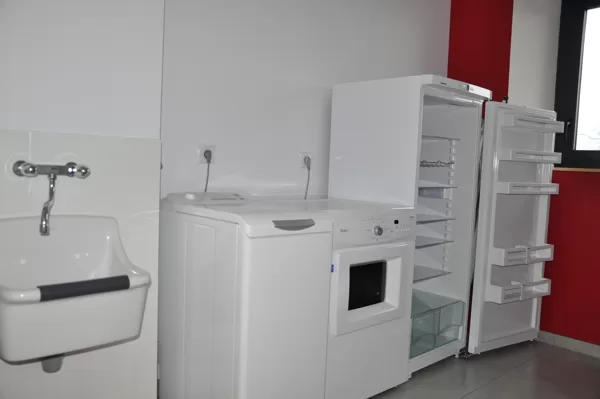 Cellier / buanderie : Lave-linge, sèche-linge, deuxième réfrigérateur LIEBHER 
