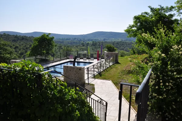Accés piscine depuis la terrasse