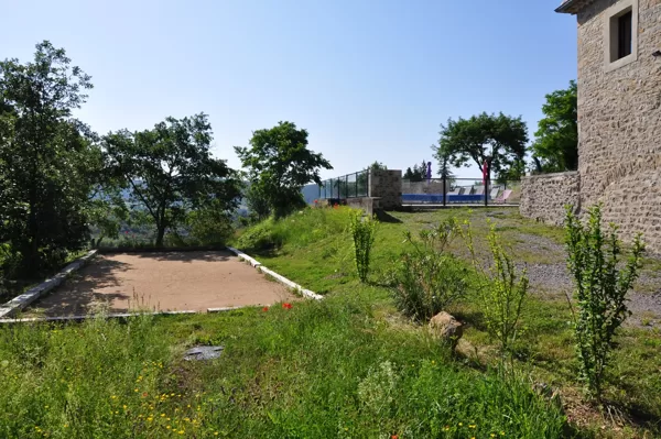 Terrain de pétanque et piscine
